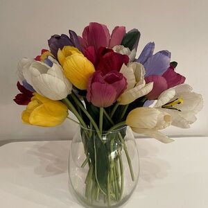 ⭐️Host Pick x2 ⭐️ Vibrant Tulip Bouquet in Glass Vase